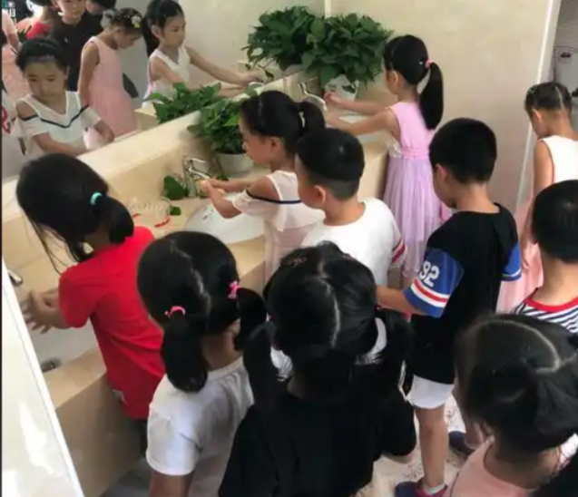 巨大内卷压力的学生而言孩子们的童真则
